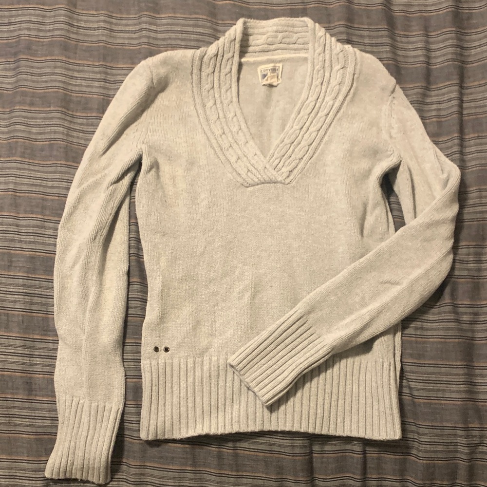 Elegant Light Gray V-Neck Sweater